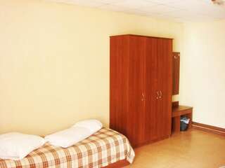 Отель Corona Hotel Караганда Кровать в общем номере с 4 кроватями-1