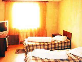 Отель Corona Hotel Караганда Кровать в общем номере с 4 кроватями-3